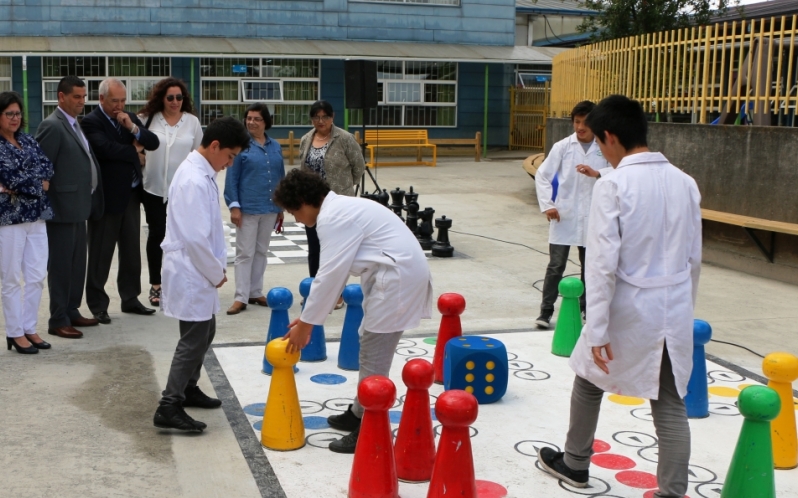 Escuela Mexico De Michoacan Cuenta Con Patio Recreativo Que Posee Juegos Como Ajedrez Y Ludo